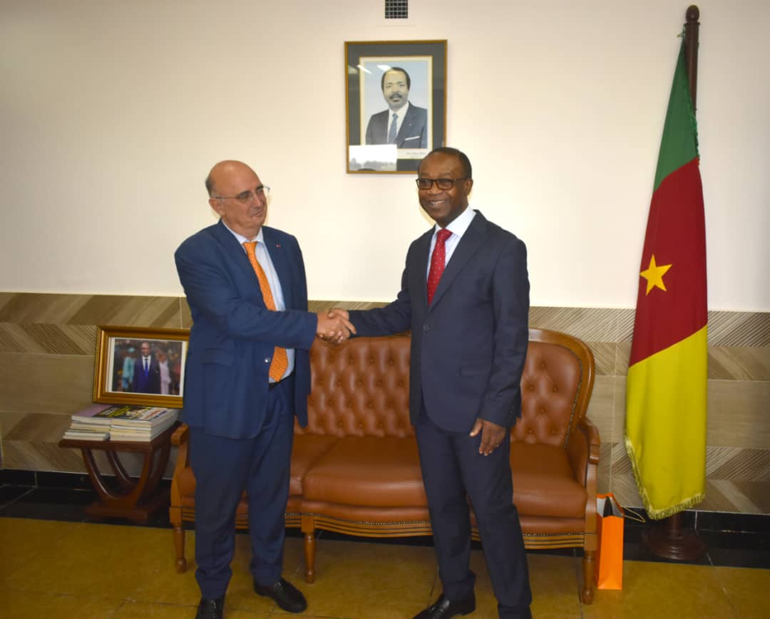 Rencontre d’au revoir entre le Ministre Achille Bassilekin III et S.E. Filippo Scammaca Del Murgo, Ambassadeur d’Italie.
Les deux parties ont salué les avancées dans les #PME, le transfert de technologies et les partenariats économiques 🇨🇲🤝🇮🇹 #DiplomatieÉconomique