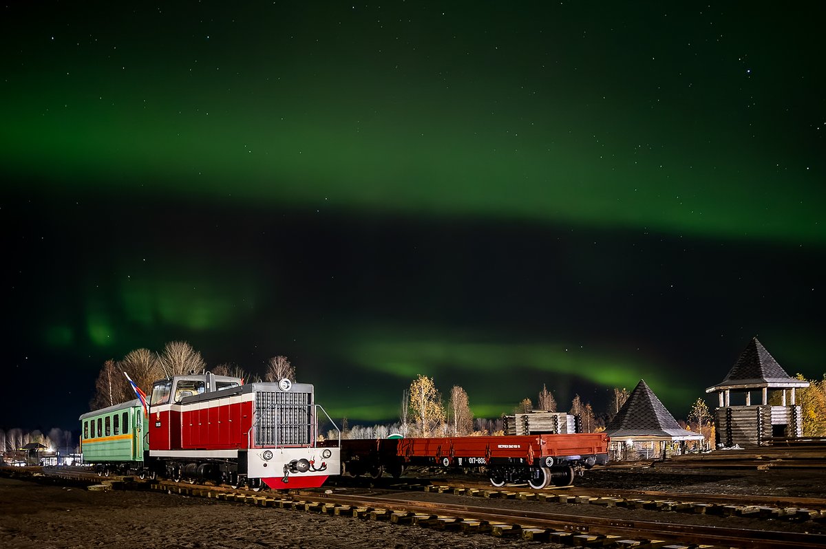 Тепловоз ТУ7А-2925 на станции строящейся новой узкоколейной железной дороги в Карелии. Diesel locomotive TU7A-2925 at the station of the new narrow-gauge railway under construction in Karelia. Photo: Yuri Mokryak. #Russia #TU7 #ужд #узкоколейка #narrowgauge #Karelia #ТУ7