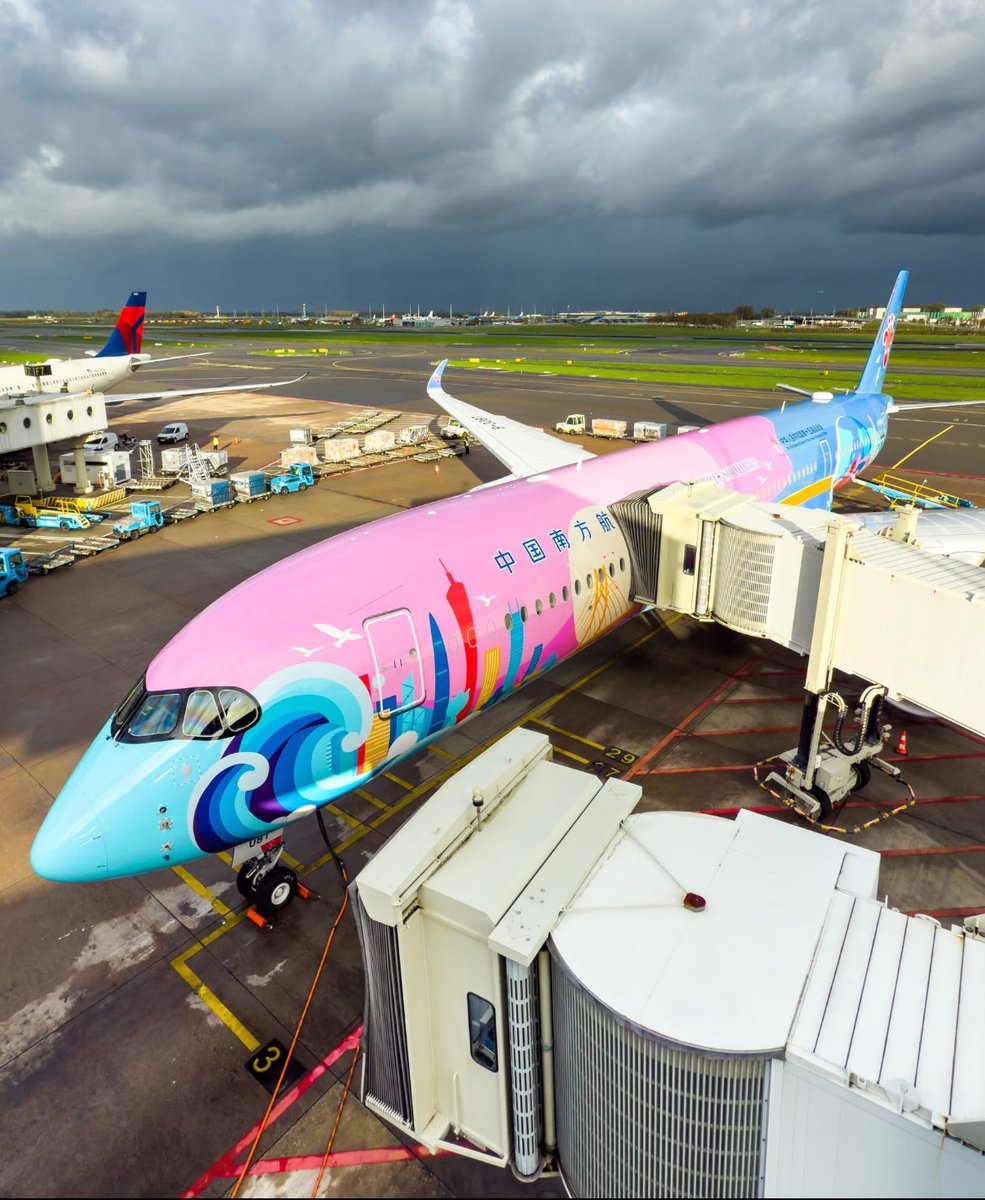 BREAKINGSWEEP's tweet image. Bijzondere kleuren op de grond en in de lucht op Schiphol (foto:Schiphol)