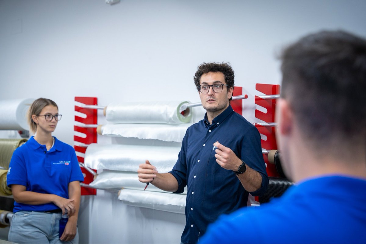 🧑‍🏫Los alumnos de Motorsport Engineering han tenido su primer contacto con el taller de materiales compuestos 

Para iniciar la asignatura de Materiales y Fabricación, han revisando el lay-out, el equipamiento habitual y los materiales implicados en los procesos 🧐