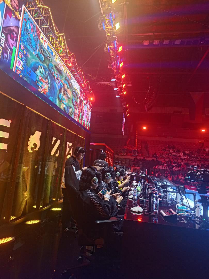 weebswarley's tweet photo. Its a crazy elimination game between TNC Pro Team and Onic PH. Don’t blink! @EsportsINQ https://t.co/gKuiH2Ir1g