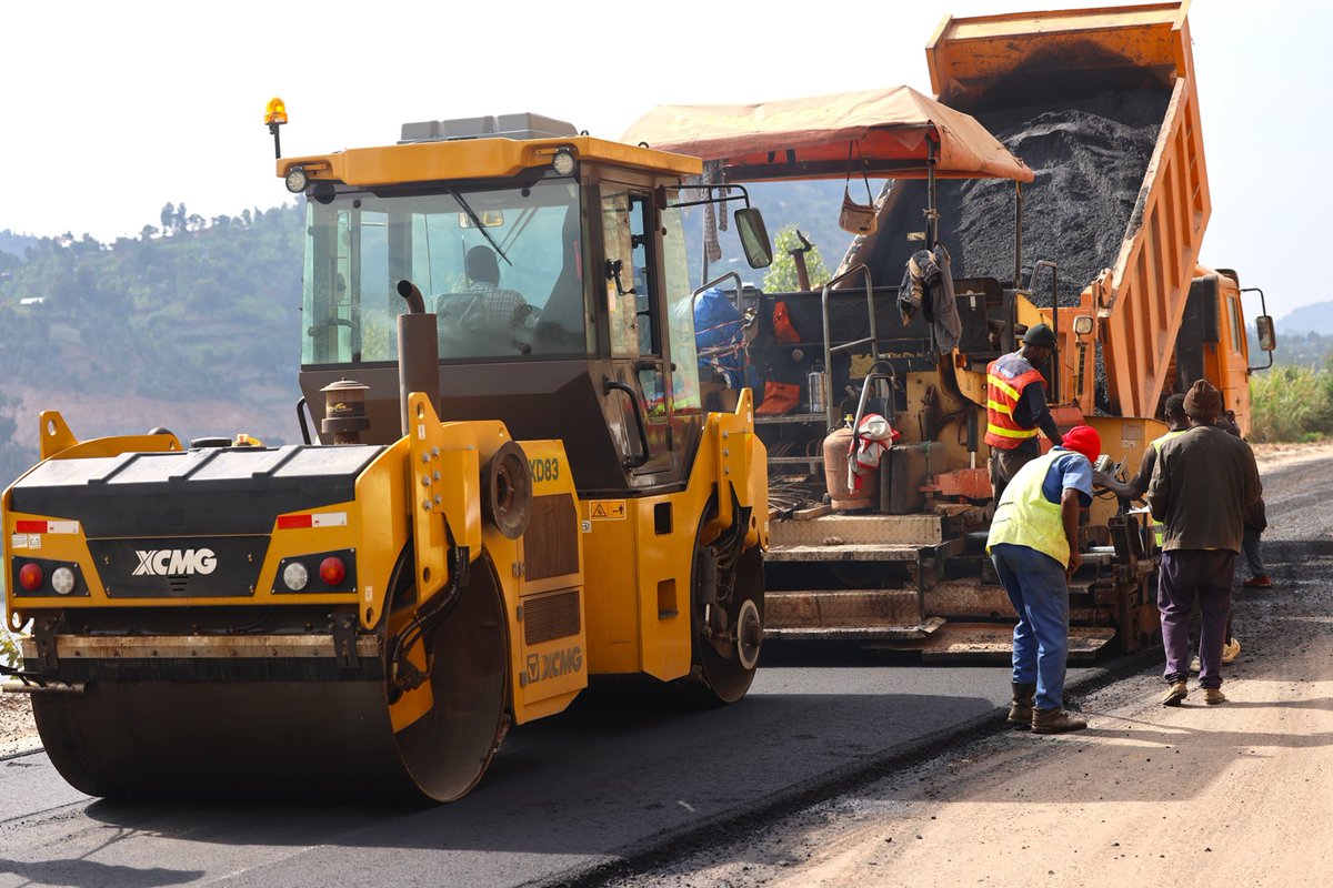 Imvaho_Nshya's tweet image. Ubuyobozi bw’Ikigo cy’Igihugu gishinzwe Iterambere rya Taransiporo (RTDA) bwatangaje ko umuhanda wa kaburimbo wa Base-Butaro-Kidaho ureshya n’ibilometero 63 ugeze ku kigero cya 54% wubakwa, ndetse imirimo ikomeje kugenda neza ku buryo utanga icyizere cyo kurangira vuba nk’uko…