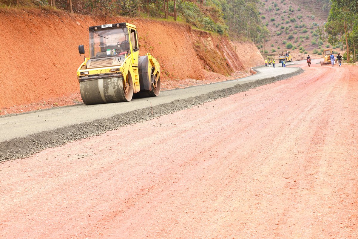 Imvaho_Nshya's tweet image. Ubuyobozi bw’Ikigo cy’Igihugu gishinzwe Iterambere rya Taransiporo (RTDA) bwatangaje ko umuhanda wa kaburimbo wa Base-Butaro-Kidaho ureshya n’ibilometero 63 ugeze ku kigero cya 54% wubakwa, ndetse imirimo ikomeje kugenda neza ku buryo utanga icyizere cyo kurangira vuba nk’uko…