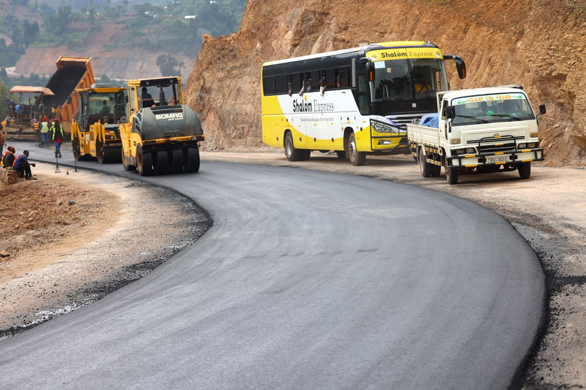 Imvaho_Nshya's tweet image. Ubuyobozi bw’Ikigo cy’Igihugu gishinzwe Iterambere rya Taransiporo (RTDA) bwatangaje ko umuhanda wa kaburimbo wa Base-Butaro-Kidaho ureshya n’ibilometero 63 ugeze ku kigero cya 54% wubakwa, ndetse imirimo ikomeje kugenda neza ku buryo utanga icyizere cyo kurangira vuba nk’uko…