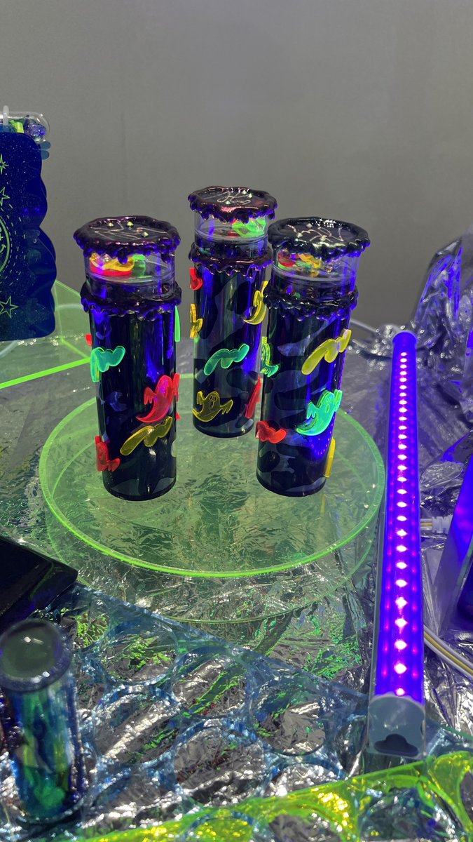 そしてあしたから始まるMOTION ART EXHIBITION設営してきたよ！
格安ワークショップもやるので遊びに来てくださーい❣️
10.25 11:00-19:00 26 11:00-18:00
🌐OFFICE C/O
東京都目黒区青葉台1-11-19 ヴィラ青葉台3F
設営毎回雨です龍神様私のこと好きすぎるでしょ🐉🐉