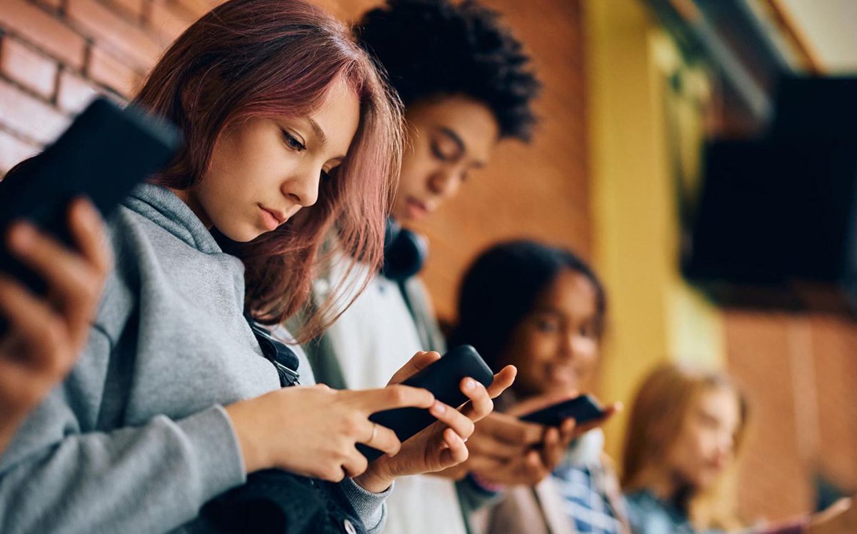 Des chercheurs ont suivi des étudiants pendant plusieurs années : plus ils passaient de temps sur  leur smartphone, plus leurs notes chutaient et leurs chances de trouver un bon emploi baissaient. 

Un usage d’une seule heure par jour suffisait à réduire les résultats scolaires