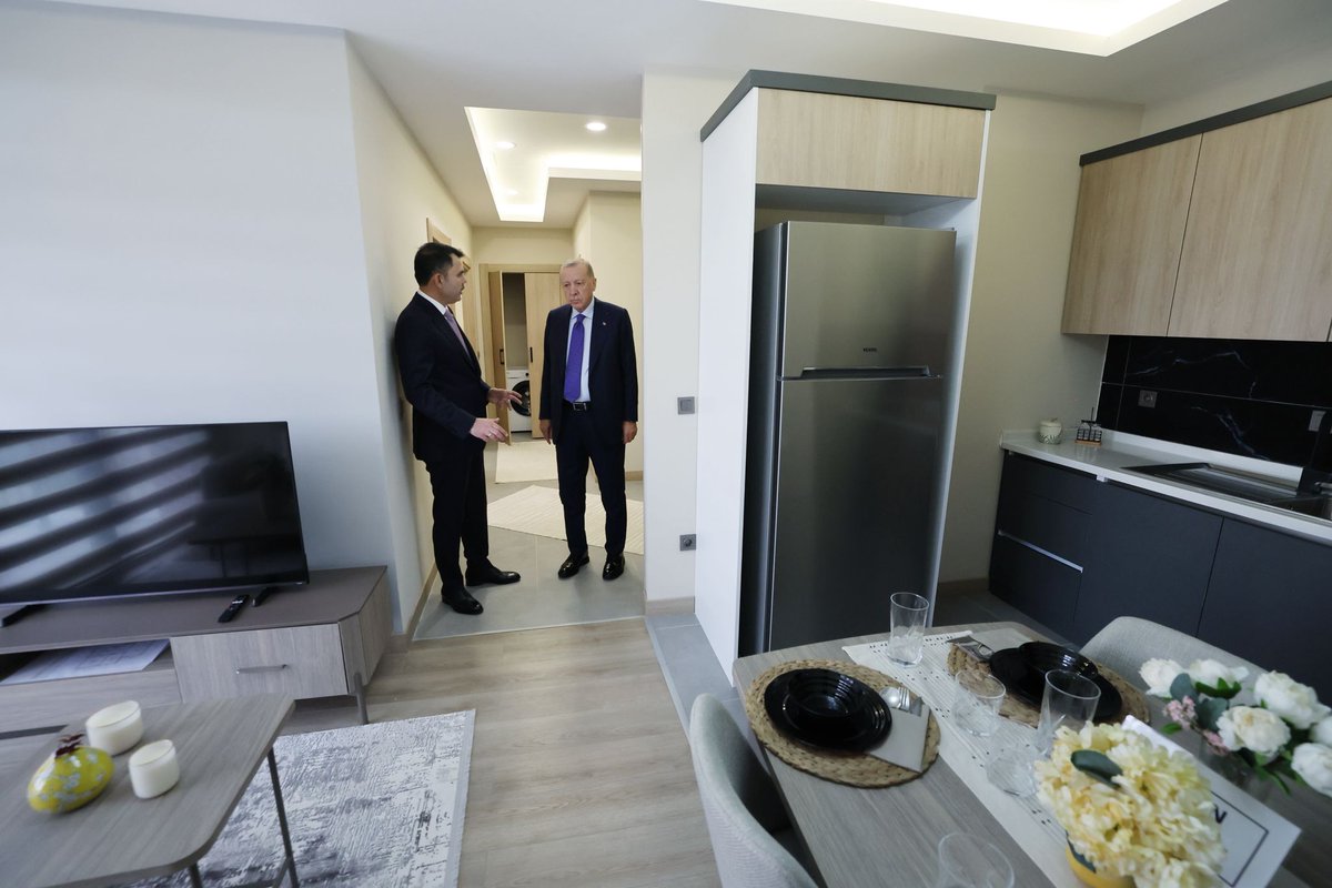 Cumhurbaşkanımız Sayın Recep Tayyip Erdoğan, Yüzyılın Konut Projesi kapsamında yapılacak olan 500 bin sosyal konutun örnek dairelerini gezdi.