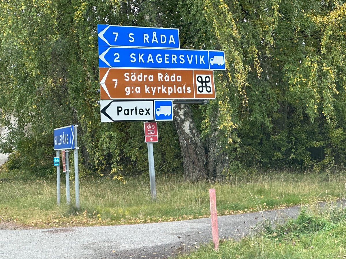 OKielander 🇺🇸 (@okielanderworld) on Twitter photo #fingerpostfriday 
So many signs for a single post. Some signs seem more needy.
#photograghy  mine. #fingerpostfriday 
So many signs for a single post. Some signs seem more needy.
#photograghy  mine.