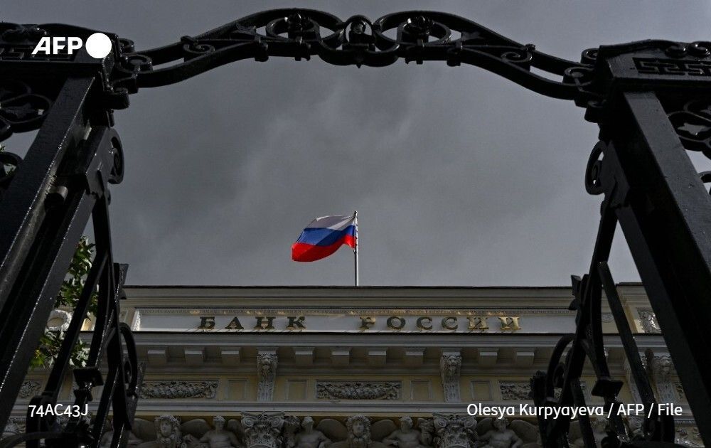 AFP's tweet photo. 🇷🇺 Russia's central bank has cut its benchmark interest rate and said growth had slowed to almost zero as the economy sags under the cost of the Ukraine offensive and Western sanctions. 
➡️ https://t.co/eRRlPKMMOp https://t.co/UNDMDTScfG