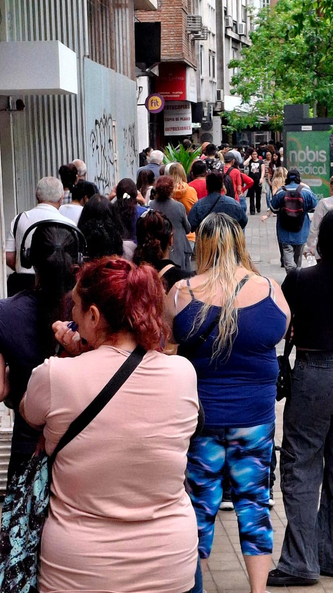#AHORA #Cordoba casualmente y cuando faltas horas para votar pusieron fecha de pagos para beneficiarios de ayudas socielas de provincia y feriantes municipales. Hay filas larguísimas en la puerta de todos los Bancor. El pago varía de 200 a 400 mil pesos. Movil <a href="/radiomitrecba/">Radio Mitre Córdoba</a>.