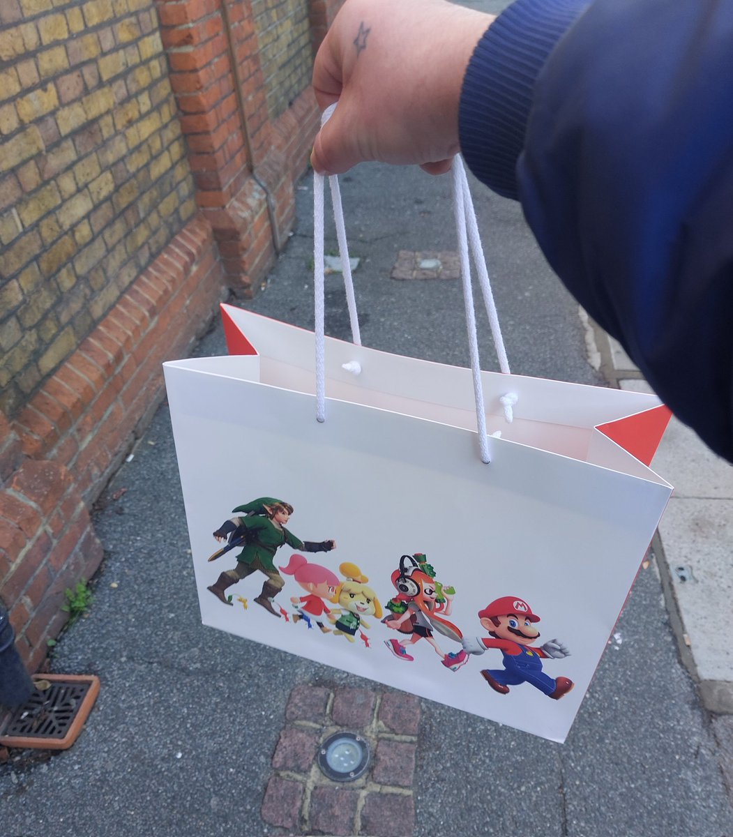 FGSBrit's tweet photo. Yeee went to the @NintendoPopUpUK today...just something light (Nintendo Osaka shirt and Foldable Nintendo London tote, but next week I'll be going again for Luigi things and that Nintendo Tokyo shirt #nintendolondonpopup #nintendo #nintendouk https://t.co/UuOySa6BKG