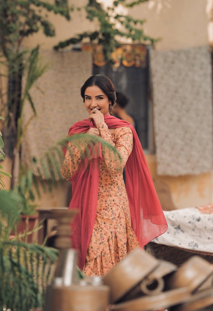 – pariyn toh vaad sohni 😭✨

#JasminBhasin