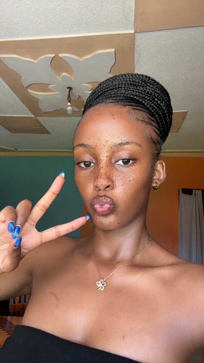 Paulynnee's tweet photo. wish I had freckles https://t.co/NnKSiMXLSq