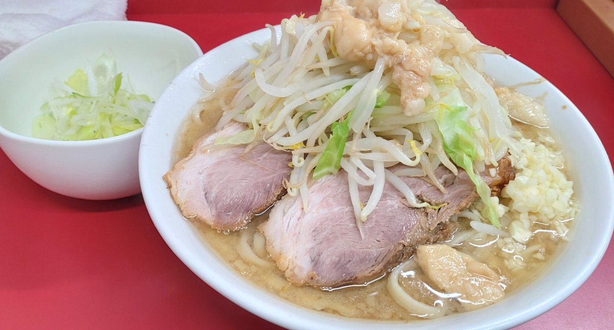 mongeeeeeeeeee8's tweet photo. ラーメン二郎 神田神保町店 ラーメン半分 ネギ ニンニク アブラ
夕方。やさしいスープにやわめの麺が美味い！シャキシャキのネギもイイー。並びはキツめだったけどやっぱり来てよかった！ごちそうさまでした！#神保町 #二郎 https://t.co/0xfwNHCcLs
