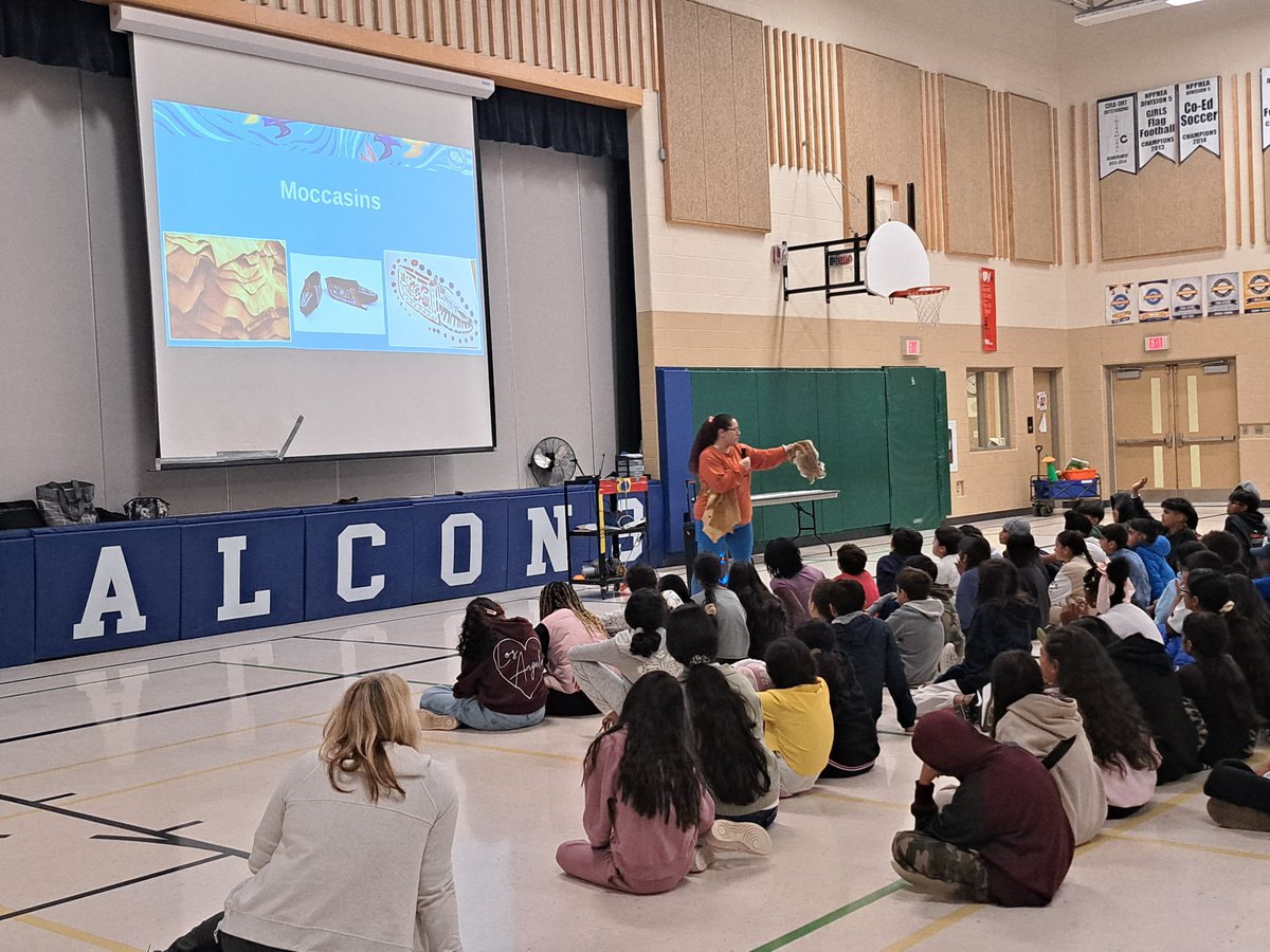 Chi miigwetch to the amazing students and educators at Southfields Village Public School in Caledon for welcoming us ! 👣

#MoccasinIdentifier #TruthAndReconciliation #IndigenousEducation #LandAcknowledgement #PeelDistrictSchoolBoard #Caledon #CoverCanadaInMoccasins