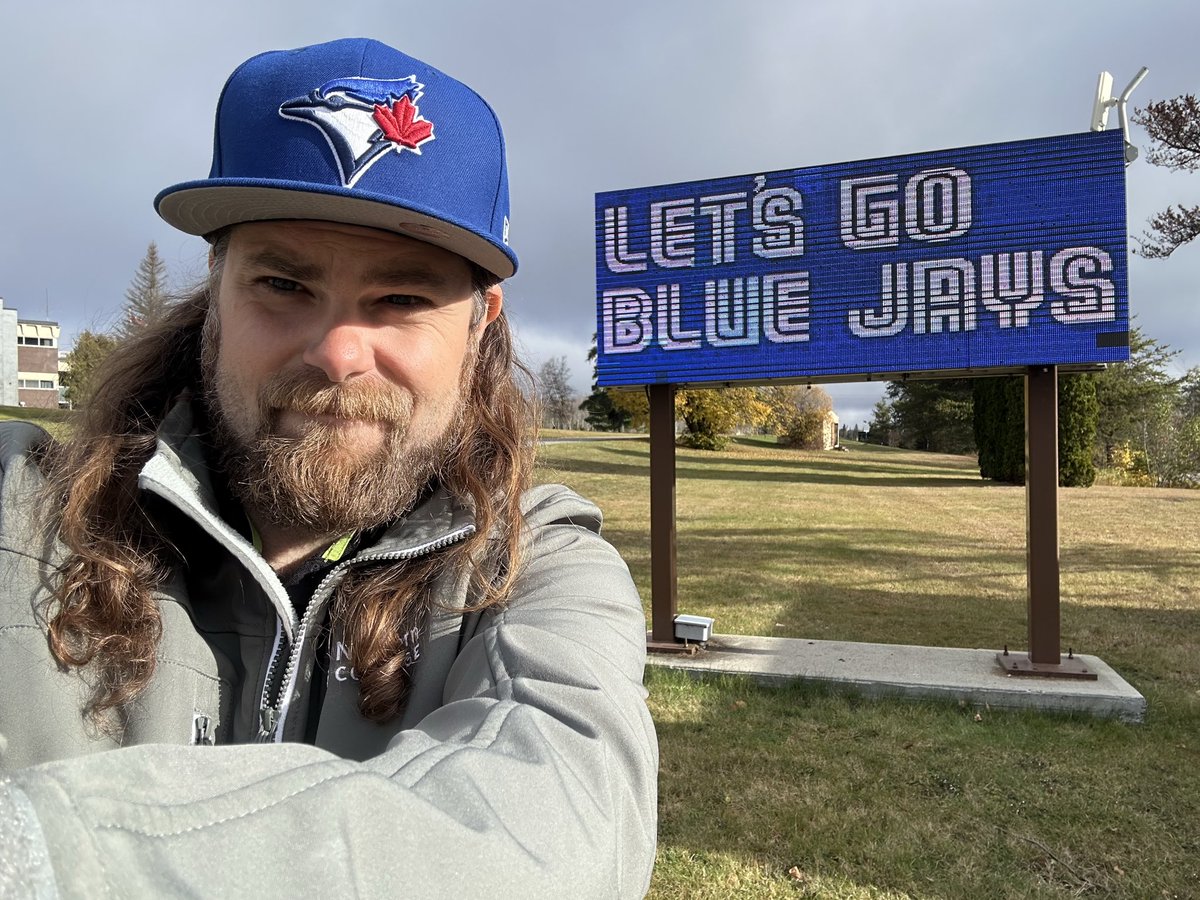 BroughStuff's tweet photo. Fixed the sign 😉 #gojays #bluejays #letsgobluejays #northernontario #WorldSeries https://t.co/x3V2UuWSQ6