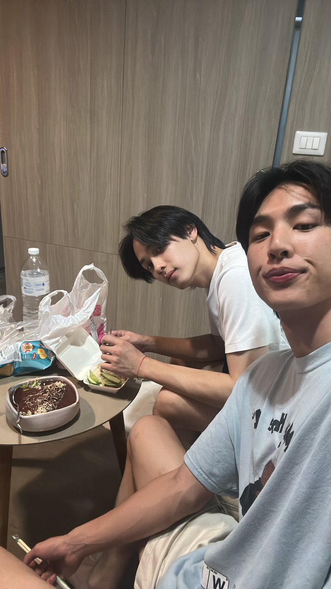 swensurf's tweet image. เหงาเกินครับสองคนนี้