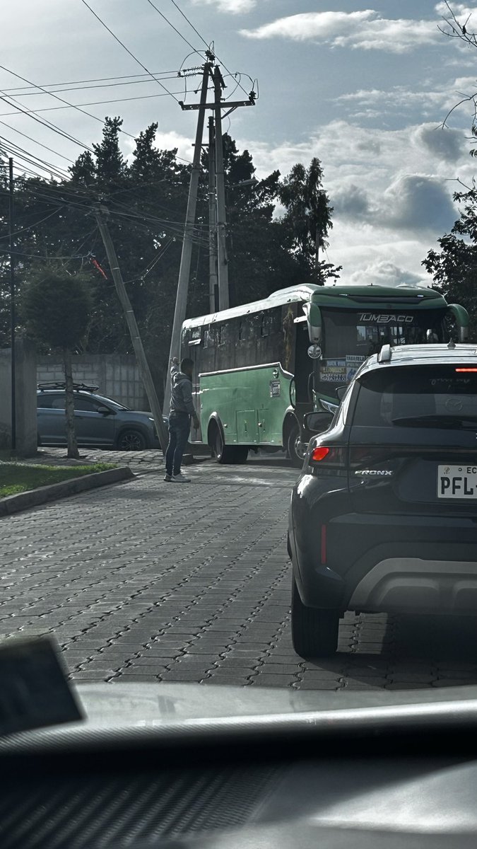 LuciaF81C's tweet photo. @ObrasQuito @MunicipioQuito @AMT_Quito @TumbacoI tráfico colapsado en la puembo pifo, la de los conquistadores con socavones, sin tapas de alcantarillas, con buses que impiden el paso ni un agente, ¿cómo piensan se va a mover la gente dos semanas cerrando desde el arenal? https://t.co/w0qaWyZjyF