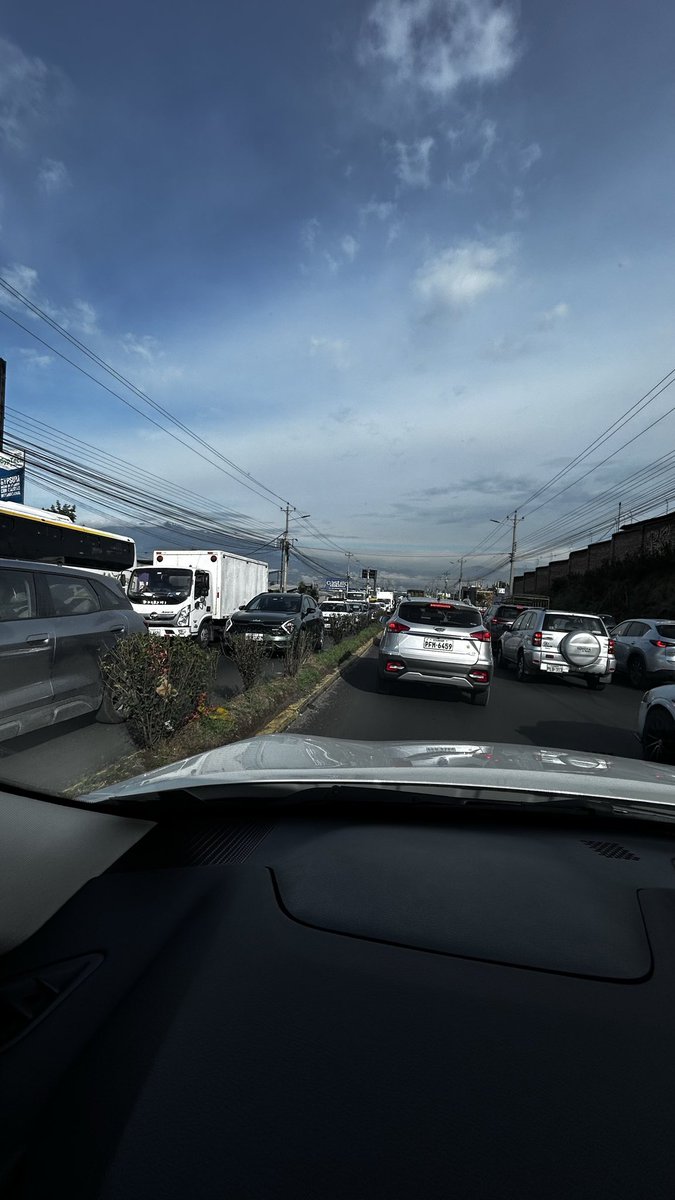 LuciaF81C's tweet photo. @ObrasQuito @MunicipioQuito @AMT_Quito @TumbacoI tráfico colapsado en la puembo pifo, la de los conquistadores con socavones, sin tapas de alcantarillas, con buses que impiden el paso ni un agente, ¿cómo piensan se va a mover la gente dos semanas cerrando desde el arenal? https://t.co/w0qaWyZjyF