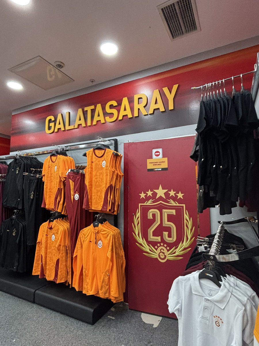 hayatımda ilk defa girdim cok korkuyorum biri fenerli oldugumu anlıcak diye 🥲