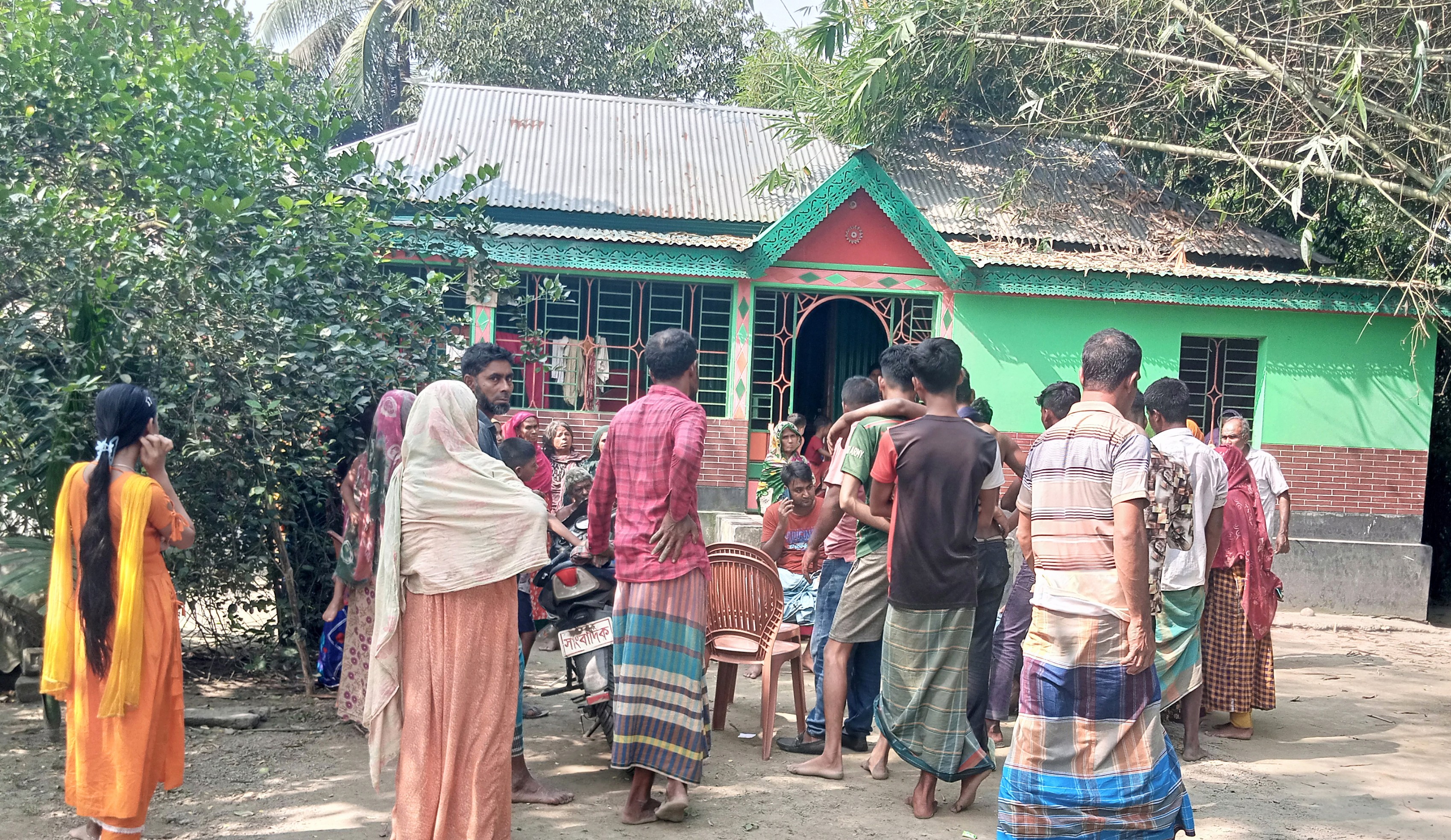 সরিষাবাড়ীতে পূর্ব শত্রুতার জের ধরে দু’পক্ষের মধ্যে মারামারি, আহত ৫