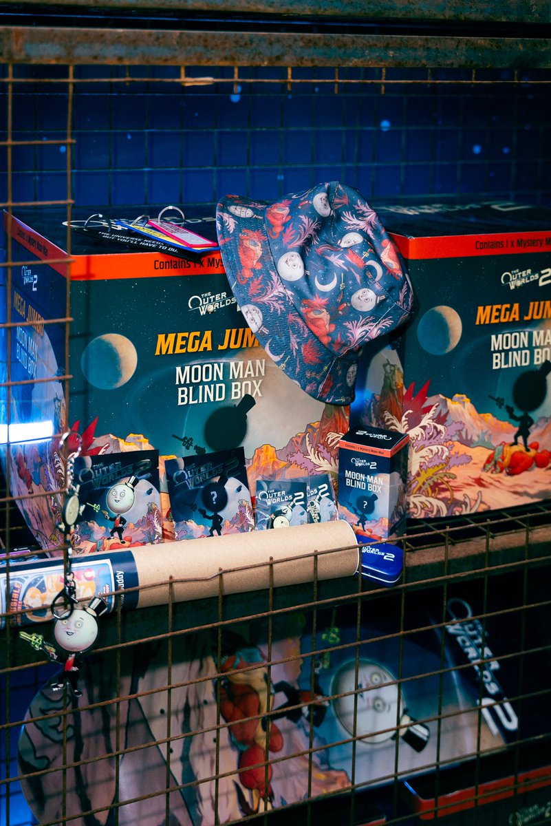 xboxuk's tweet image. Missed out on some @OuterWorlds 2 S.W.A.G from our A.C.Q.U.I.R.E event? Not to worry, Moon Man has got you covered ✨ 
To be in with a chance of winning an exclusive bundle of The Outer Worlds 2 goodies, you simply have to:  
💚 Follow @XboxUK 
🔁 Repost this post