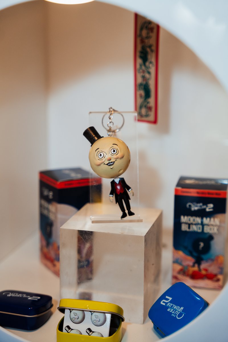 xboxuk's tweet image. Missed out on some @OuterWorlds 2 S.W.A.G from our A.C.Q.U.I.R.E event? Not to worry, Moon Man has got you covered ✨ 
To be in with a chance of winning an exclusive bundle of The Outer Worlds 2 goodies, you simply have to:  
💚 Follow @XboxUK 
🔁 Repost this post
