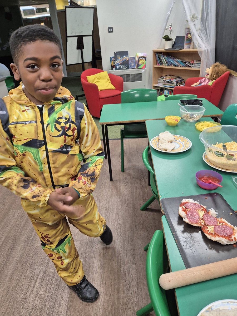 Short_Heath_JS's tweet image. What spooktacular fun we&apos;ve had this week with fiendish pizza faces and 🎃 carving!
Hoping you all have a safe and super(natural) half term break.
We&apos;ll see you back with a bang on Tuesday4th November 🦉