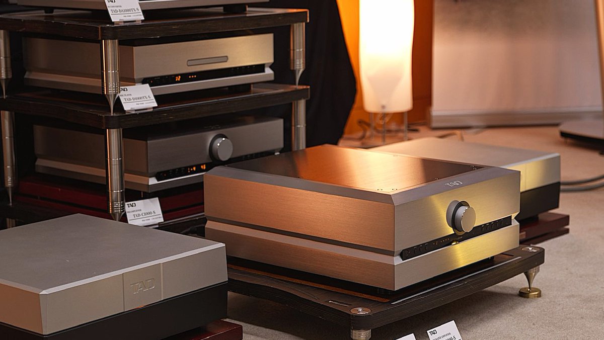 SystemReference's tweet image. Der TAD Labs A1000 ca. 23.000,- € ist auch ab Dezember bei uns 2025 vorführbereit.

Exklusiv in Berlin
Accuphase
Gebaut für die Ewigkeit
Acoustic Signature
Präzisions-Plattenspieler
TAD Labs
Grenzen des Machbaren