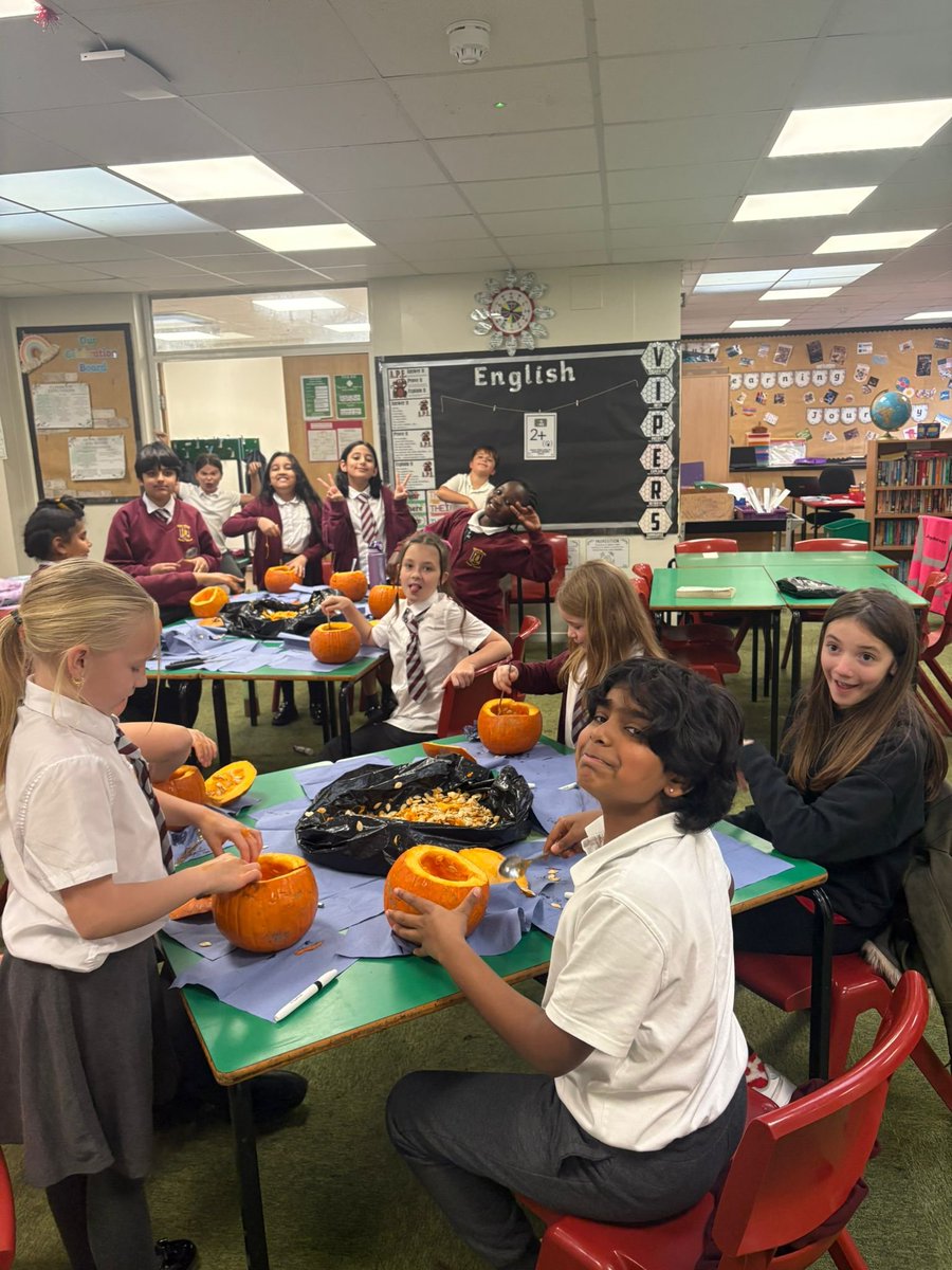 Short_Heath_JS's tweet image. What spooktacular fun we&apos;ve had this week with fiendish pizza faces and 🎃 carving!
Hoping you all have a safe and super(natural) half term break.
We&apos;ll see you back with a bang on Tuesday4th November 🦉