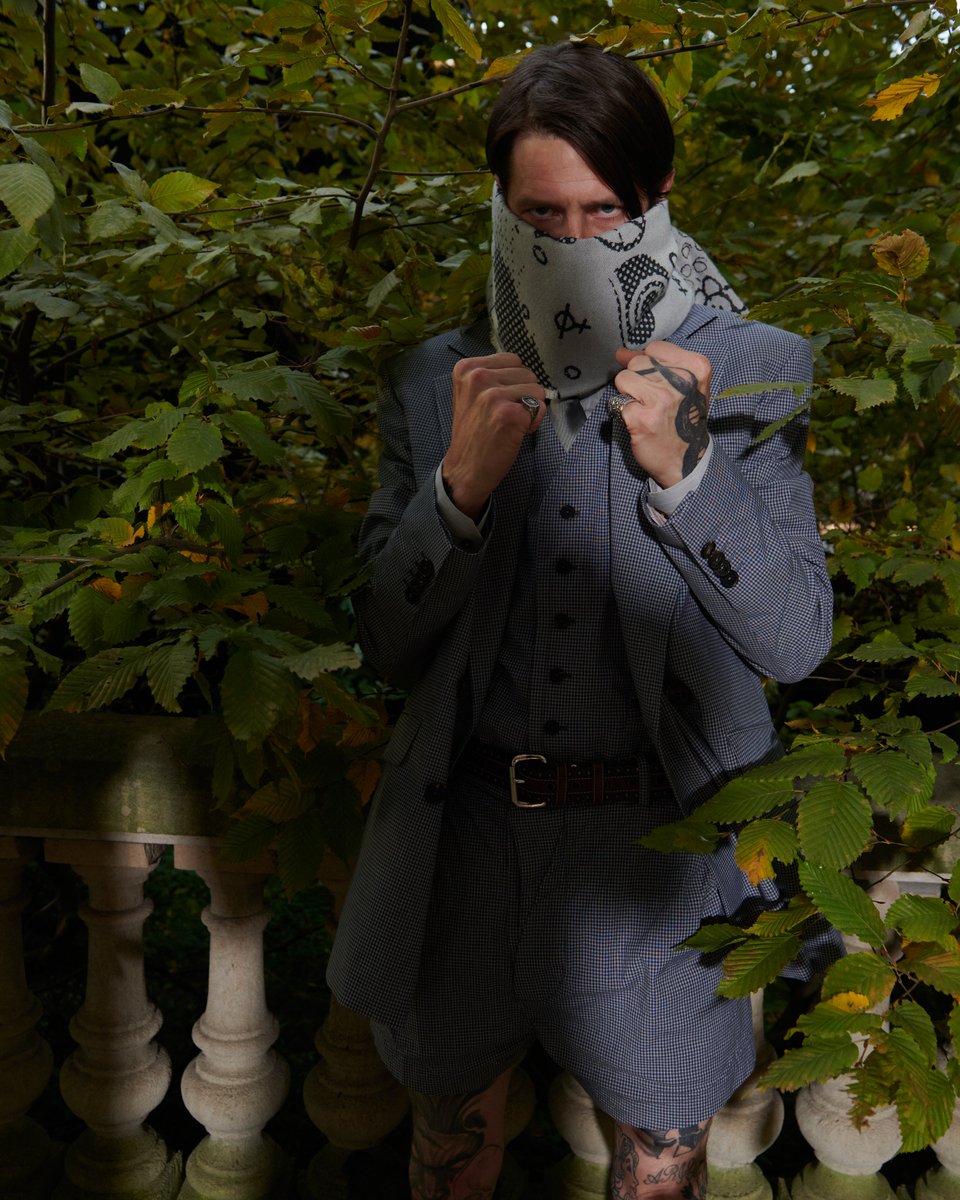 Introducing the Spring-Summer 2026 campaign. 

Tailoring and dresses deliberately rumpled, undyed fabrics realised in their purest form. 

viviennewestwood.com/en-gb/collecti…

#VWSS26 #VivienneWestwood