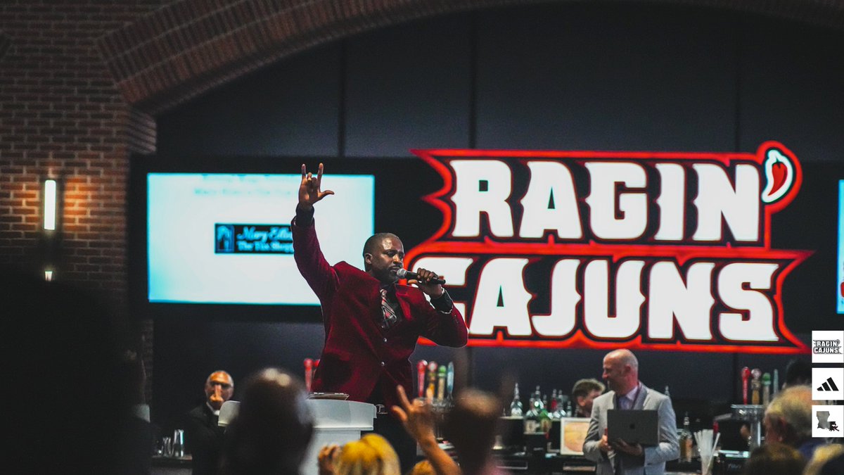 Building relationships that go beyond the court 🤟

📸 𝘈𝘯 𝘌𝘷𝘦𝘯𝘪𝘯𝘨 𝘸𝘪𝘵𝘩 𝘘

#GeauxCajuns