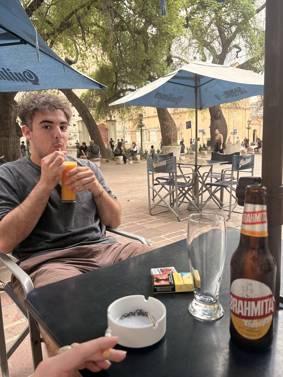 un cerveza para mi y un juguito de naranja para el puto de mi amigo