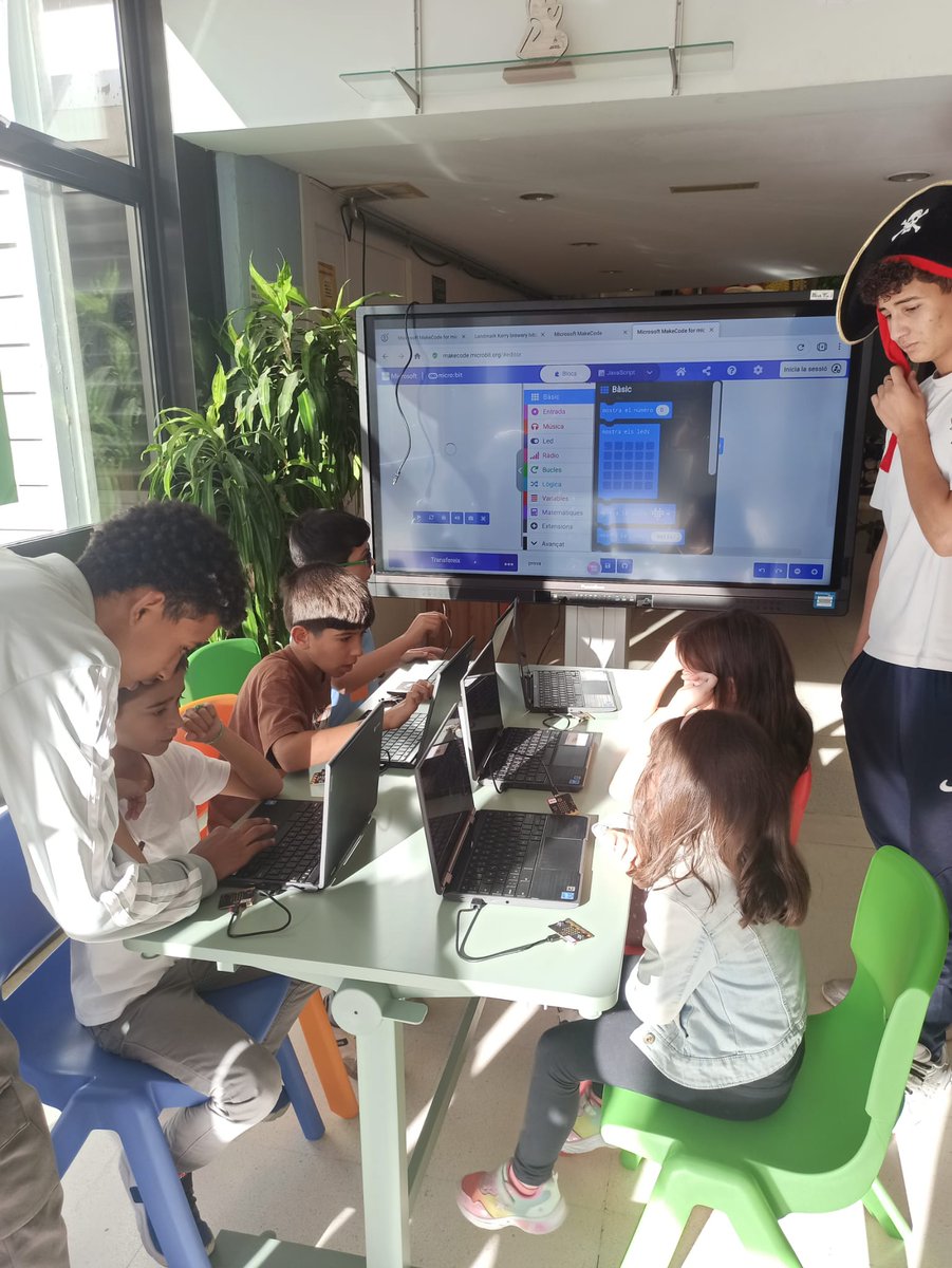 IEDMangrane's tweet image. 💻 Seguim impulsant els objectius de la #CodeWeekEU: fomentar creativitat, pensament computacional i treball col·laboratiu.
Setmana plena d’energia digital, reptes i aprenentatges entre alumnat de diferents etapes 🤝.
🔜 Dilluns, els últims grups tancaran l'experiència.