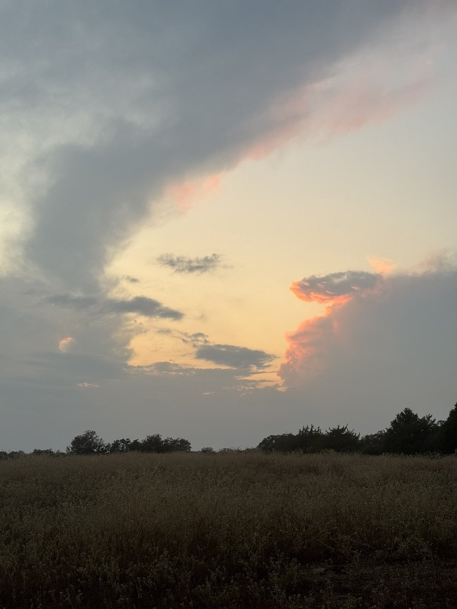 Cool cloud formation &amp; Château Laclaverie Francs Côtes de Bordeaux 2015 Right Bank • 100% Merlot 🍇 wine notes 🗒️ :  needs just a few minutes…walks in shy but once opened up watch out - smooth and seductive with no signs of aging, spices &amp; dare I say watermelon #yum 😋