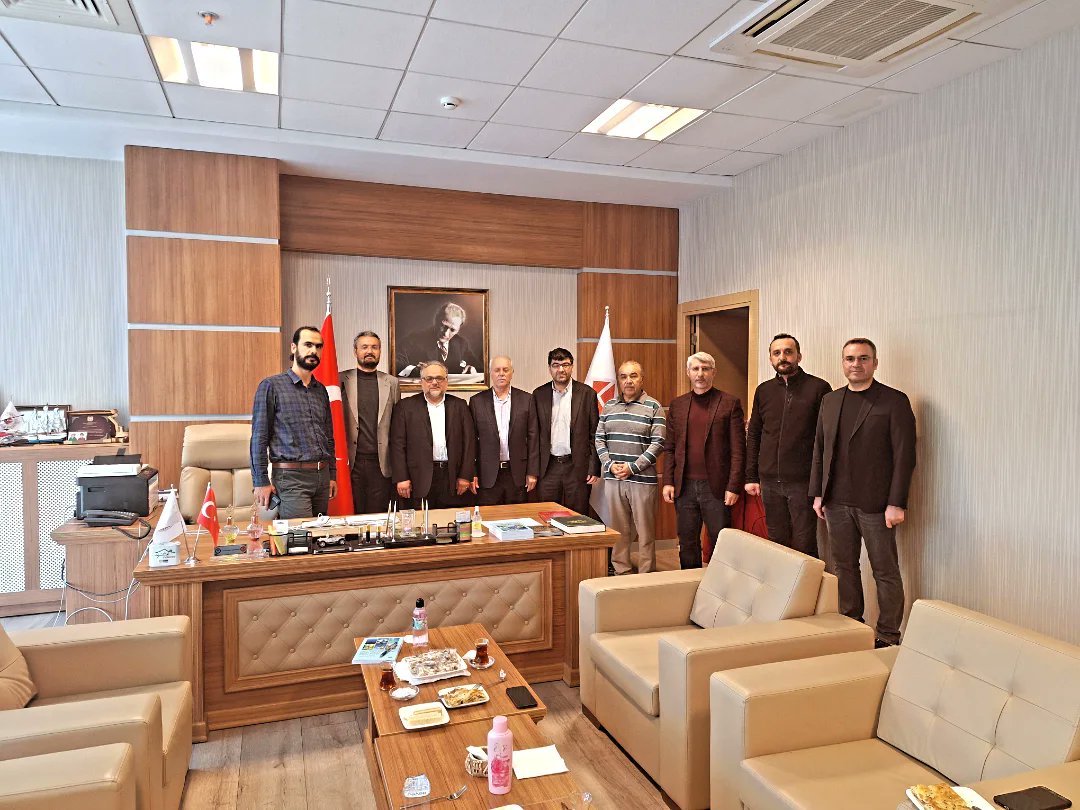 Bugün;
Hakikat ehlinden hikmet alanlar ile,
Emek ve çaba ile himmet alanlar ile,
Muhabbetten nasibini alanlar ile birlikteydik.

Konya Teknik Üniversitesi Mühendislik ve Doğa Bilimleri Fakültesi İnşaat Mühendisliği Bölümü Öğretim Üyesi Prof. Dr. Gürol YILDIRIM hocamıza Konya