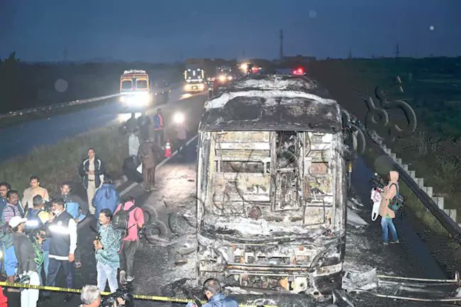 NewsMeter_In's tweet image. #AndhraPradesh:

#Kurnoolbusfire tragedy update

Kurnool #Collector Dr. A. Siri has appealed for information about an unidentified #victim who died in the tragic bus accident near Kurnool.

The man reportedly boarded the #VemuriKaveri Travels bus at #Aramghar, #Hyderabad, but his