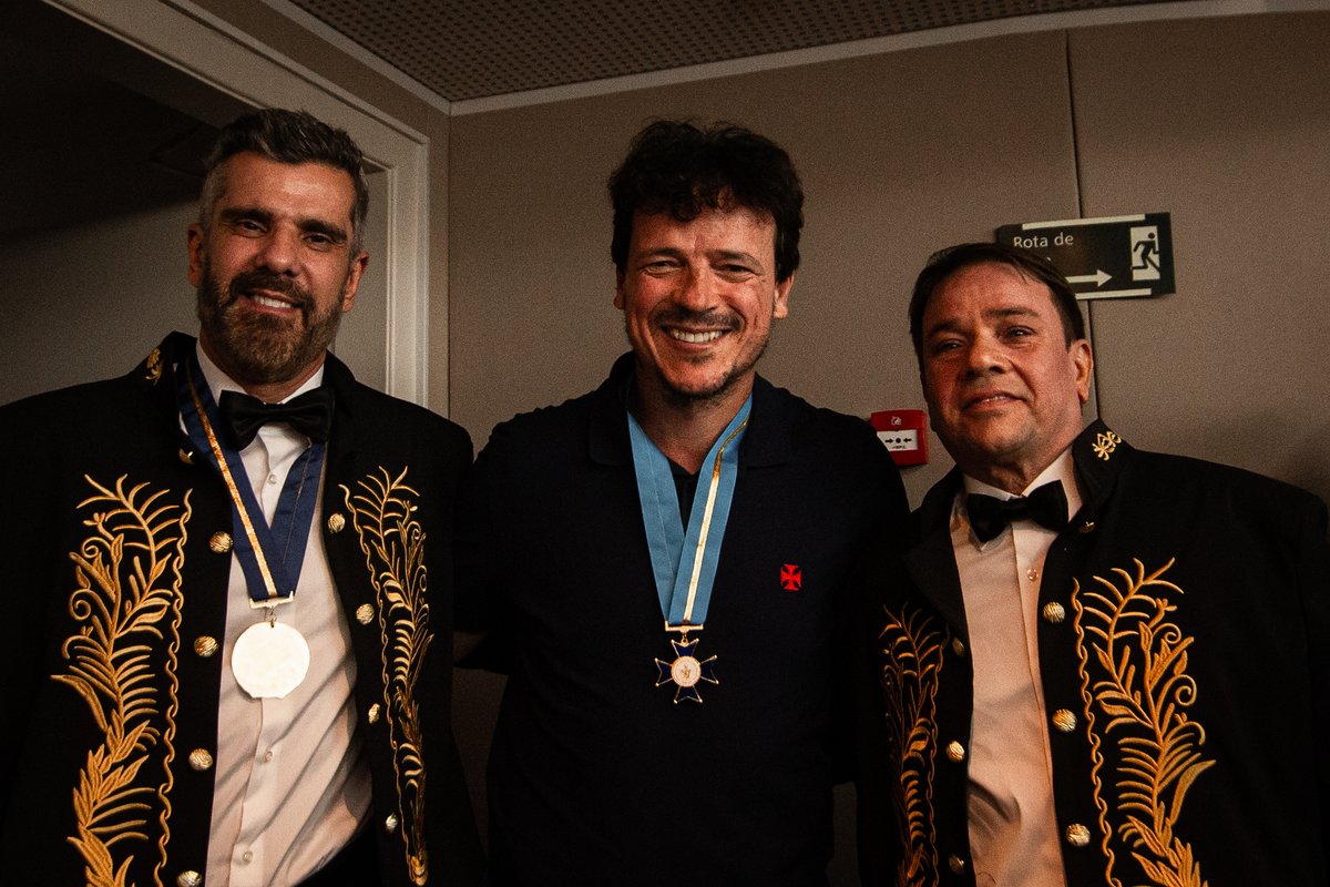 VascodaGama's tweet photo. Os fisioterapeutas do Vasco da Gama, Eduardo Calçada e Fred Manhães, tornaram-se imortais da Academia Brasileira de Ciências, História e Literatura (ABRASCI), eternizando os legados de suas respectivas trajetórias profissionais.

A cerimônia foi realizada no Palácio Guanabara e também contou com a presença de membros da nossa comissão técnica e funcionários do Gigante da Colina. Inclusive, o treinador Fernando Diniz recebeu uma medalha de Mérito Profissional.

Com muito orgulho, parabenizamos os profissionais honrados na solenidade!

📸: João Gabriel Alves | #VascoDaGama