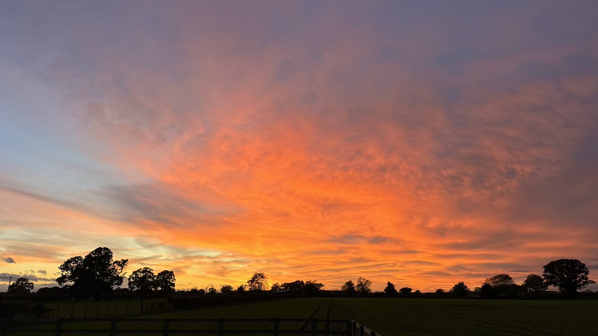 Stunning sunset over #York this evening. #nofilter <a href="/Hudsonweather/">Paul Hudson</a> <a href="/BBCLookNorth/">BBC Yorkshire</a>