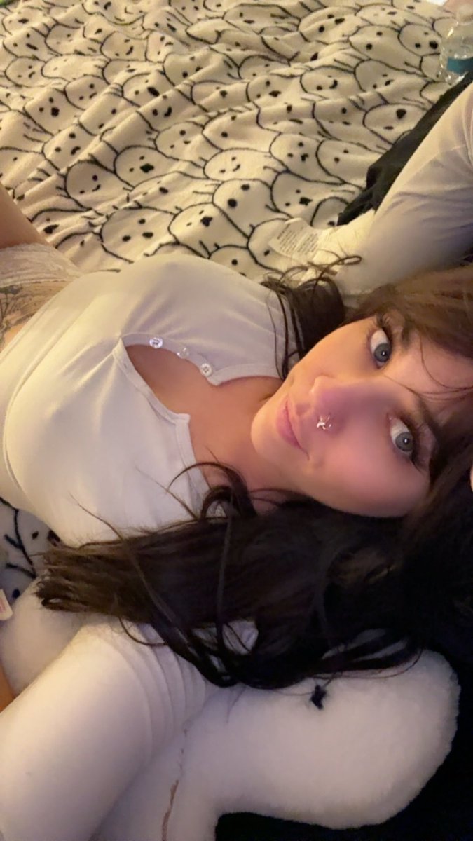 ashleyraee tweet media