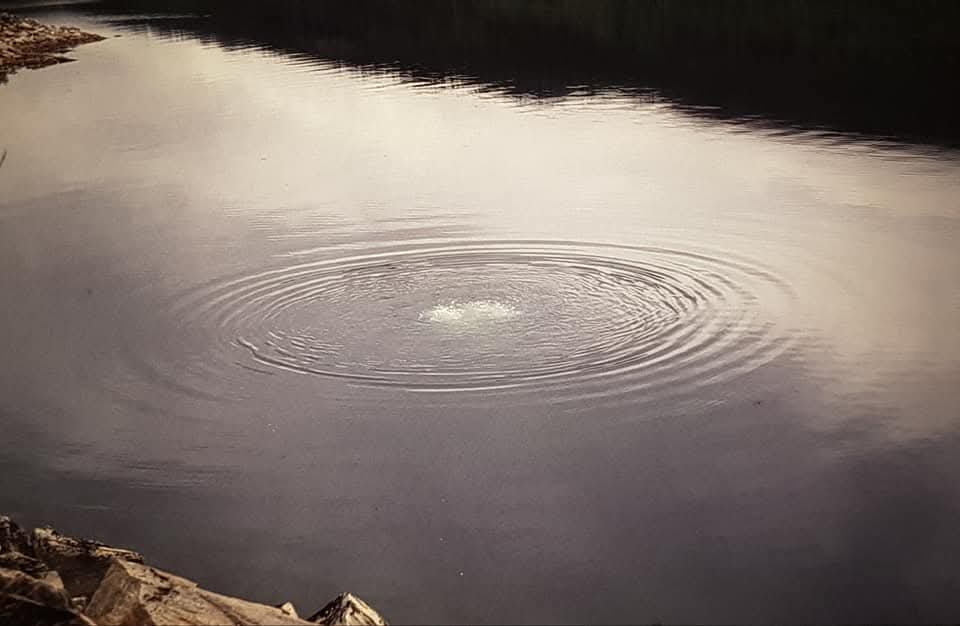 Faija otti nämä kuvat -76 Norjassa meidän autolomalla, itse olin silloin 3v.  Ei ketään missään ja yhtäkkiä jonkun tyypin kupla uppoaa jokeen. Ilmoitti lähimmälle poliisille eikä jälkeenpäin kuulunut mitään. Go figure..🧐🤷‍♂️