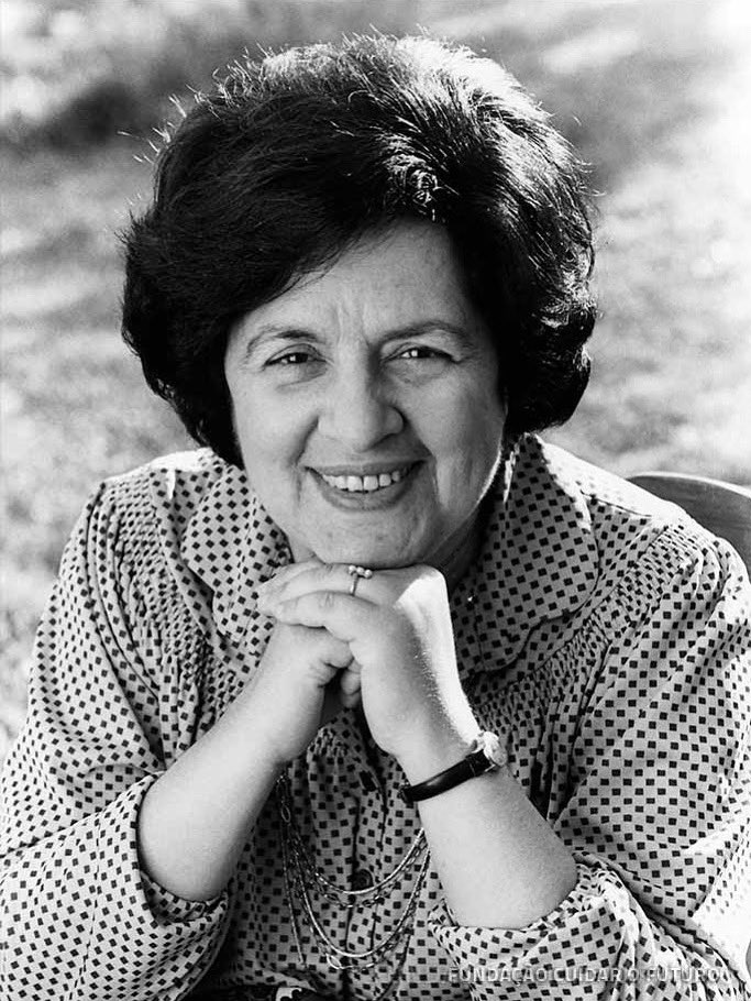 Nestes dias, é impossível não lembrar uma mulher marcante da democracia portuguesa: Maria de Lurdes Pintasilgo. Única mulher primeira-ministra em Portugal até hoje. Na sua morte, em 2004, o governo da direita decidiu não decretar luto nacional.