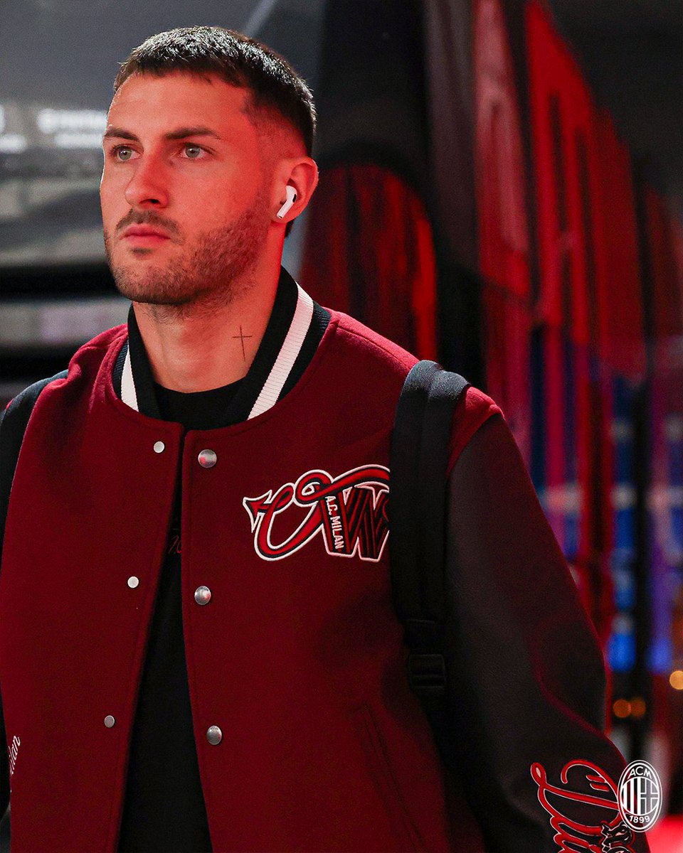 acm_spina14's tweet image. Ennesima giacca spaziale targata Off White x Ac Milan