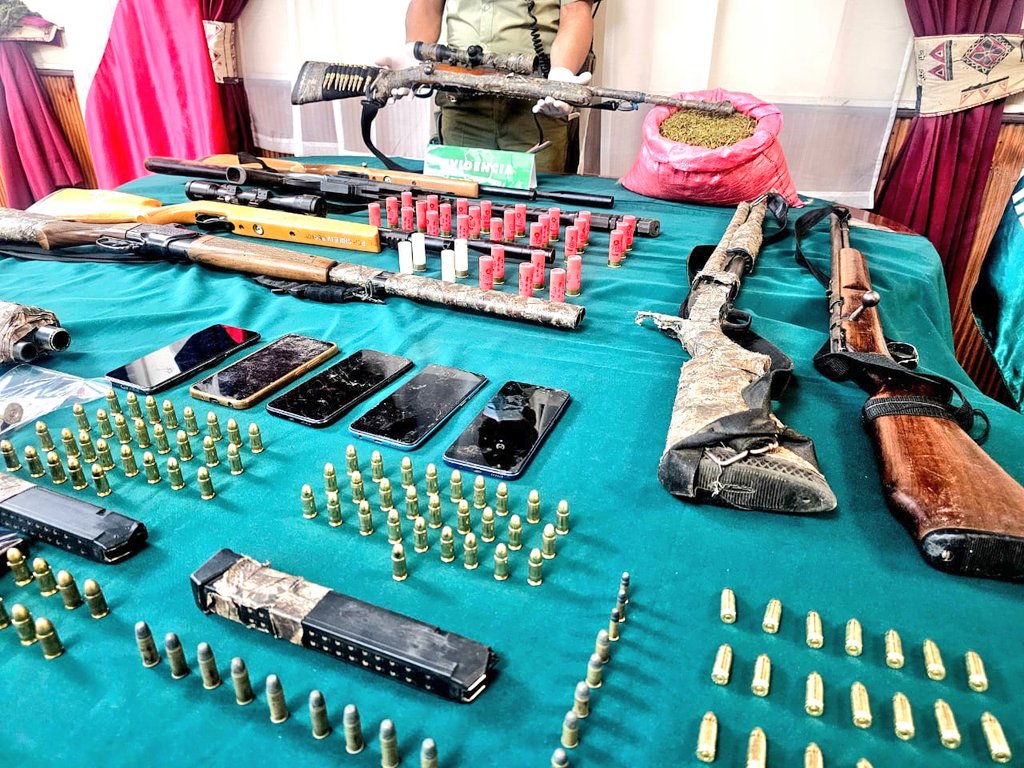 CarabCoquimbo's tweet image. Nuestros carabineros del #OS7 #Limarí y #GOPE  desarticularon organización criminal con alto poder de fuego que mantenía plantación con cerca de mil plantas de marihuana. Además, decomisaron 8 armas y más de 170 cartuchos, entre ellos, munición de guerra. Hay 3 detenidos.