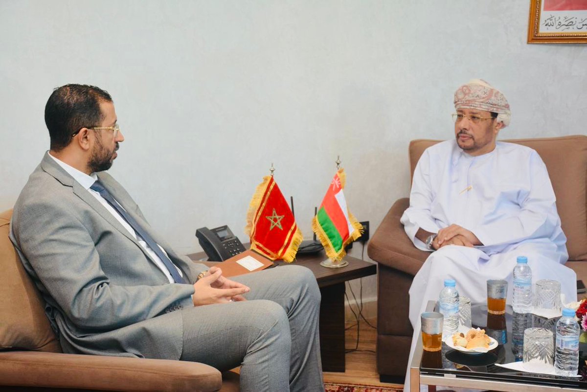 التقى سعادة السفير خالد بن سالم بامخالف، رئيس البعثة، اليوم الجمعة ٢٤ اكتوبر ٢٠٢٥، مع الاستاذ حسن صاخي رئيس غرفة التجارة والصناعة والخدمات جهة الرباط - سلا - القنيطرة، بالغرفة التجارية ، تم خلال اللقاء بحث سبل تعزيز التبادل التجاري وآفاق الاستثمار بين البلدين الشقيقين.