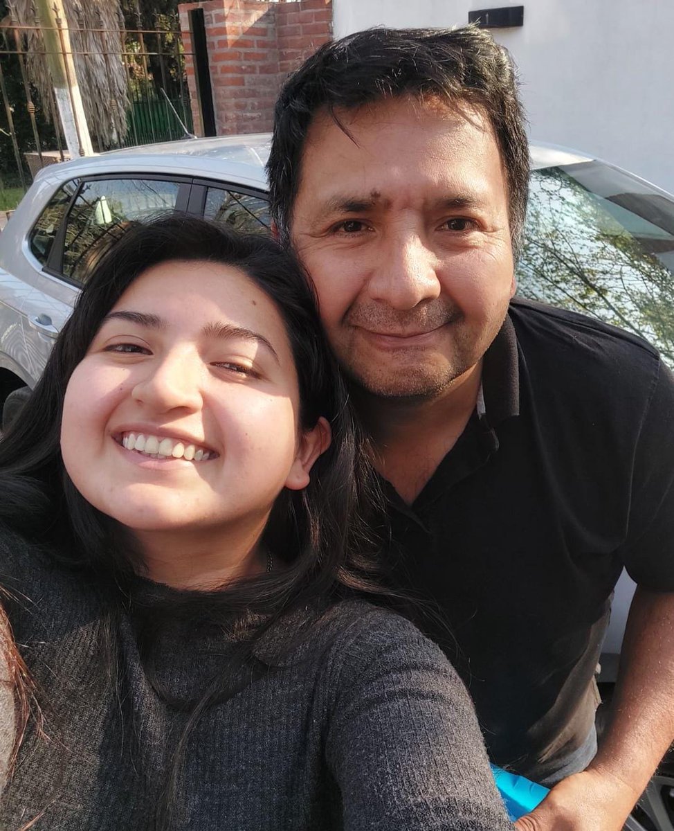 Ella es estudiante de Ingeniería Biomédica en la UNSAM. Su papá, técnico electromecánico. 
Juntos unieron sus saberes para crear algo increíble: una bioimpresora 3D capaz de imprimir tejidos con materiales biocompatibles y que recientemente ganó un premio nacional. Abrimos🧵
