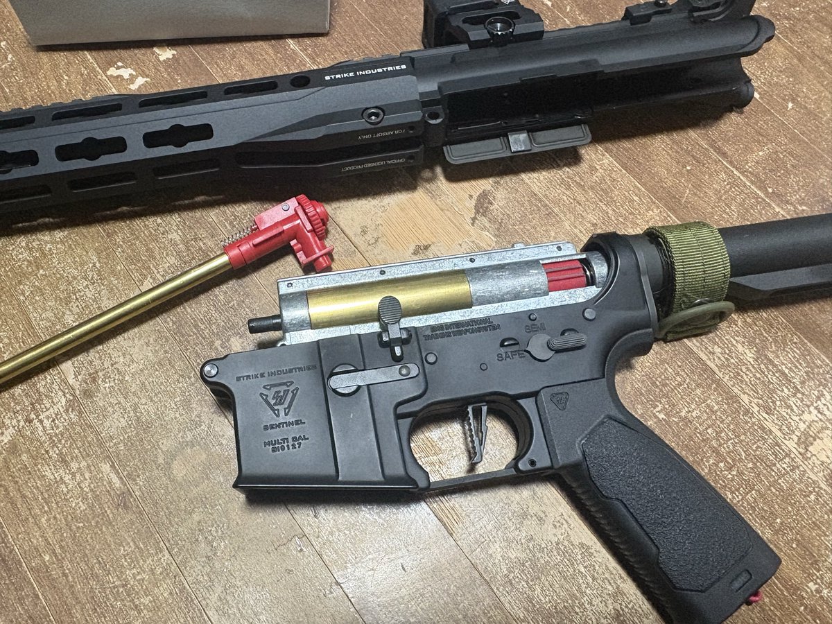 L2epmaHHmR2Pvxm's tweet image. 一億年振りぐらいに電動ガン分解した。
EMG（中身はKA）のSTRIKE INDUSTRIES
のGRIDLOK。

箱だしではギアノイズとバネなりが気になってしまう製品ですが、基本的には高品質です。

スリムモーター搭載ですが、シム調整とグリスアップで、かなりギアノイズは改善。

#サバゲー
#EMG