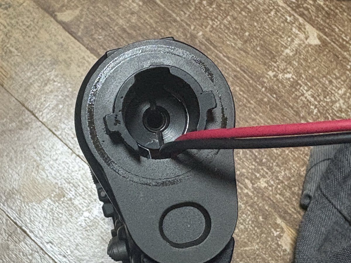 L2epmaHHmR2Pvxm's tweet image. 一億年振りぐらいに電動ガン分解した。
EMG（中身はKA）のSTRIKE INDUSTRIES
のGRIDLOK。

箱だしではギアノイズとバネなりが気になってしまう製品ですが、基本的には高品質です。

スリムモーター搭載ですが、シム調整とグリスアップで、かなりギアノイズは改善。

#サバゲー
#EMG