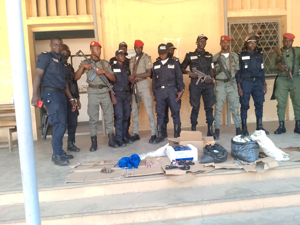 CamerounTribune's tweet photo. Garoua: des matériaux explosifs saisis

150 bâtons explosifs, 15 détonateurs électriques des embouts, une grande quantité d'ammoniaque, un appareil exploseur, tels sont, entre autres, les différents matériaux qui ont été saisis par les services de sécurité (Police et Gendarmerie) https://t.co/c8iys6AAnJ