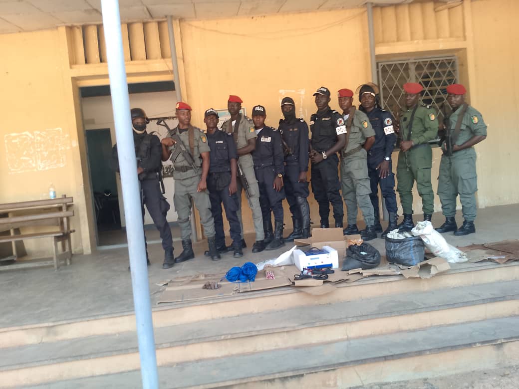CamerounTribune's tweet photo. Garoua: des matériaux explosifs saisis

150 bâtons explosifs, 15 détonateurs électriques des embouts, une grande quantité d'ammoniaque, un appareil exploseur, tels sont, entre autres, les différents matériaux qui ont été saisis par les services de sécurité (Police et Gendarmerie) https://t.co/c8iys6AAnJ